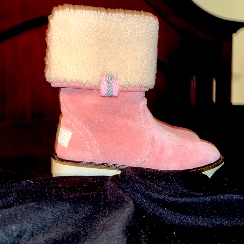 These Gucci boots have been worn once they are warm for toddlers.